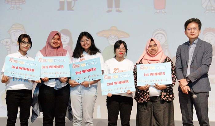 

The winners in the 2018 Quiz on Korea Indonesia pose for a photo. The first-place winner, Silvia Ulfa, was chosen as Indonesia's representative in the final rounds of the competition in Korea during the Chuseok holiday.
